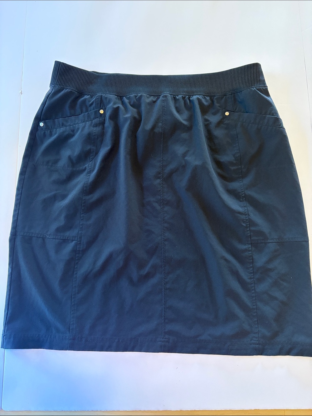 Rib-Waist Black Mini Skirt with Front Pockets